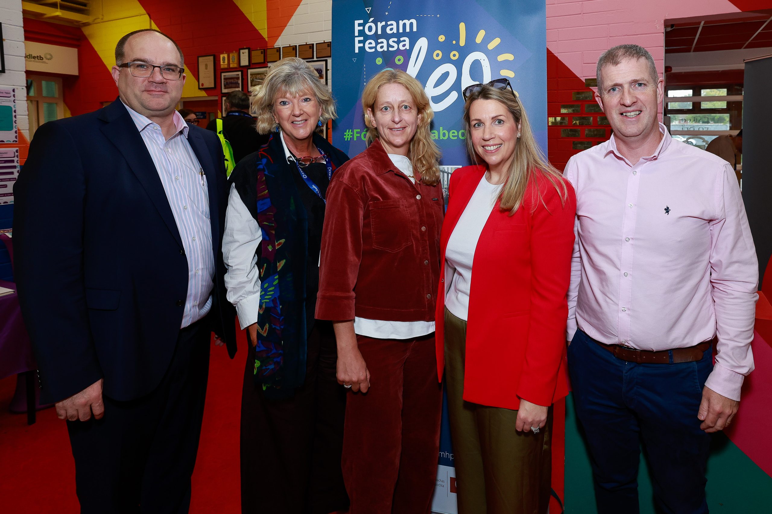 Group of people standing in front of Foram Feasa sign