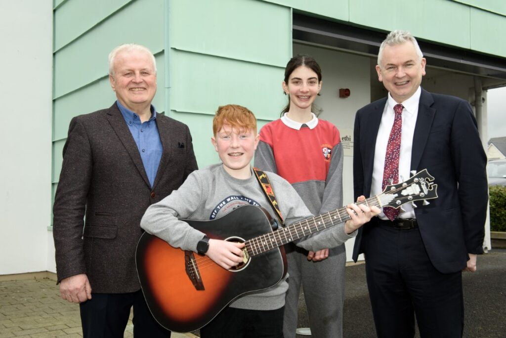 Iar- BOOÉ Ard-Rúnaí Michael Moriarty agus reatha BOOÉ Ard-Rúnaí Paddy Lavelle, le dhá ghlúin ceoil (KWETB) taibheoirí Fionn Whelan agus Julie Gardiner.
